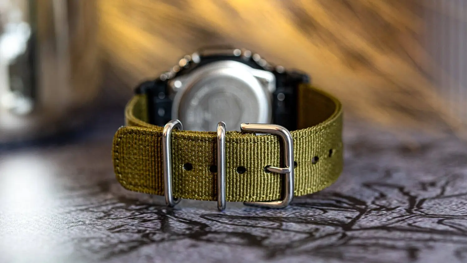 Hodinky Casio G-SHOCK GM-2100CB-3AER z pohledu zezadu.