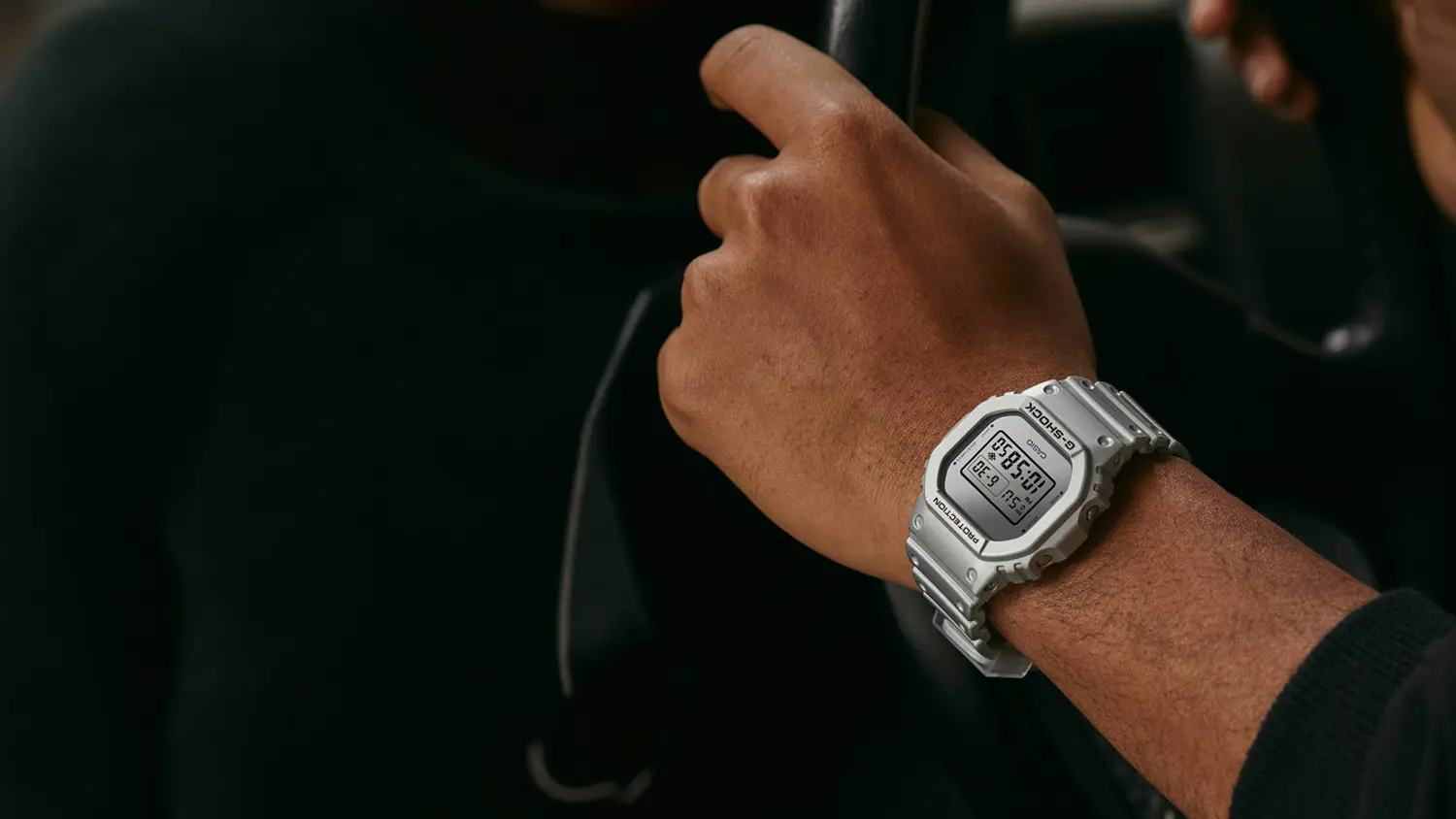 P&aacute;nske ruky na volante s hodinkami Casio G-SHOCK DW-5600FF-8ER