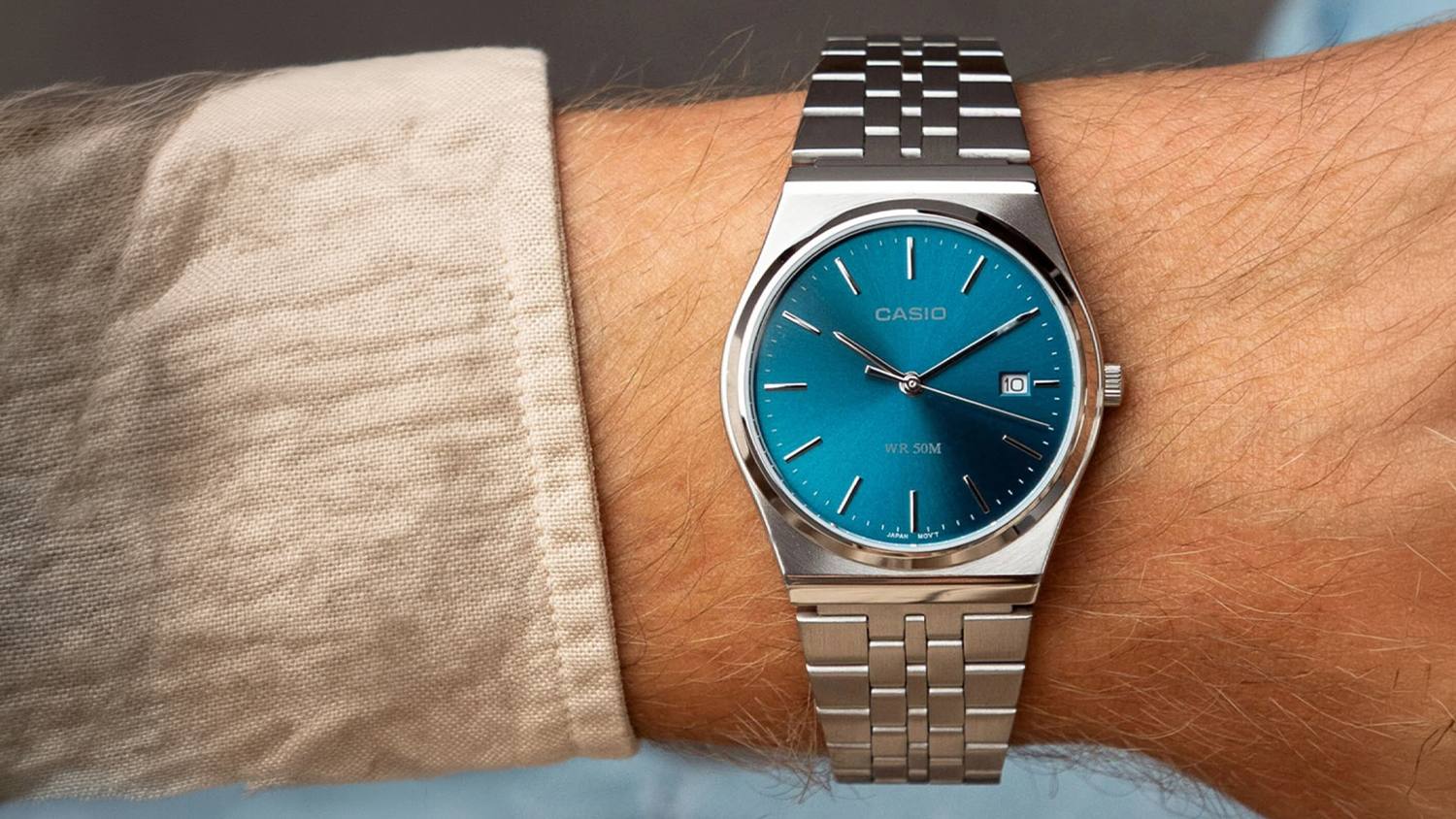 P&aacute;nske n&aacute;ramkov&eacute; hodinky Casio MTP-B145D-2A2VEF na mužskej ruke