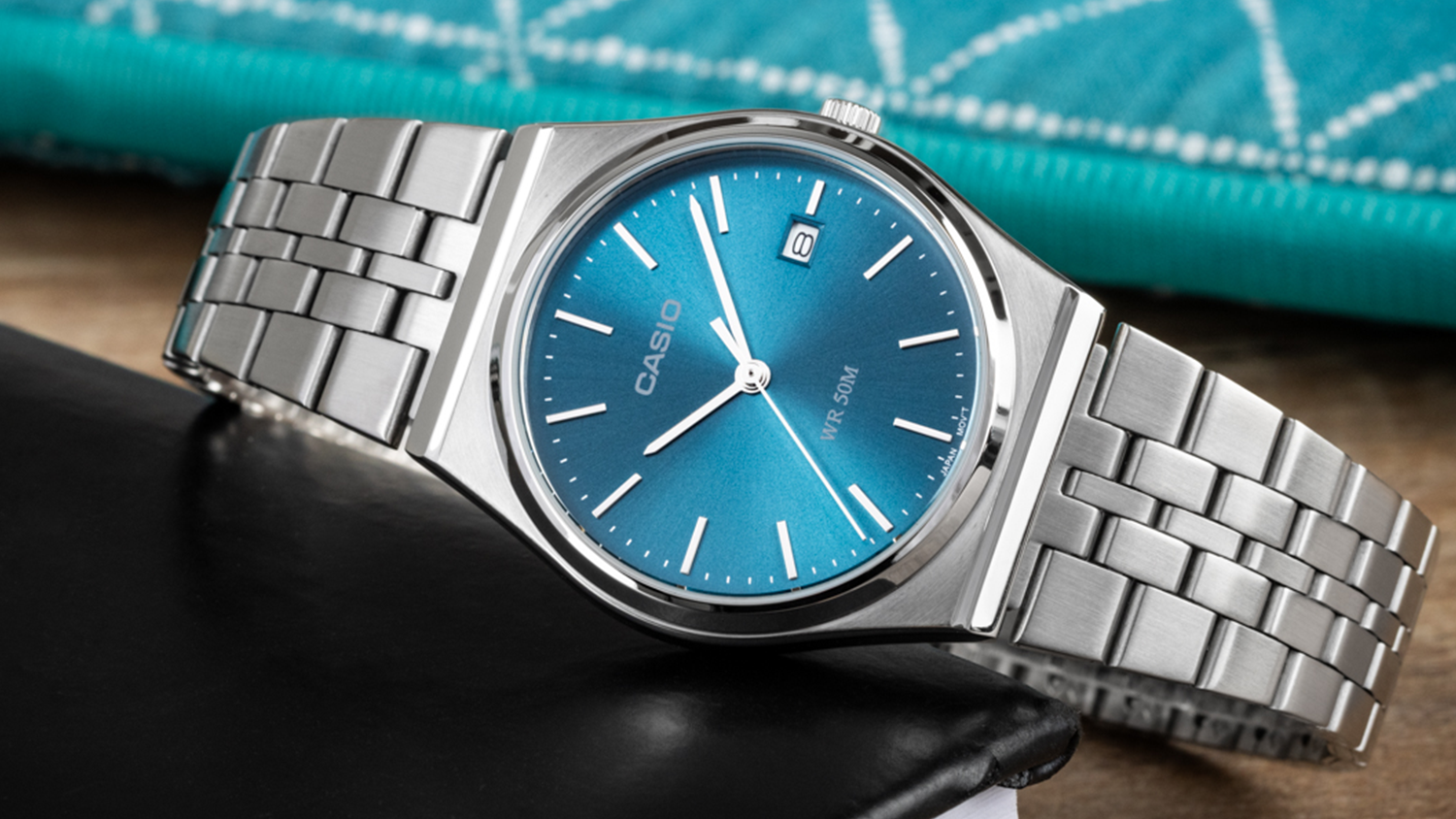 P&aacute;nske n&aacute;ramkov&eacute; hodinky Casio MTP-B145D-2A2VEF na stole