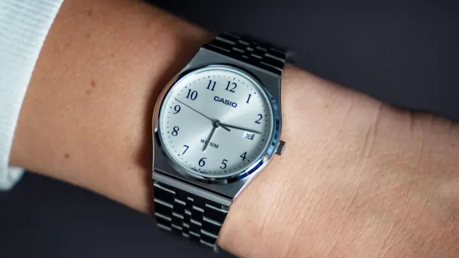 P&aacute;nske n&aacute;ramkov&eacute; hodinky Casio MTP-B145D-7BVEF na ženskej ruke