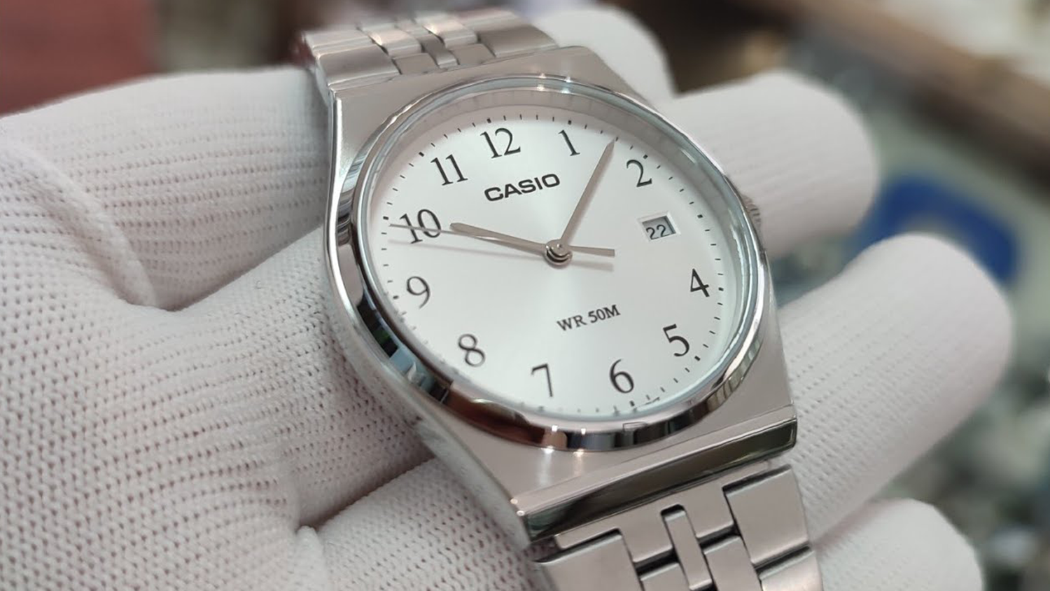 P&aacute;nske n&aacute;ramkov&eacute; hodinky Casio MTP-B145D-7BVEF na stole