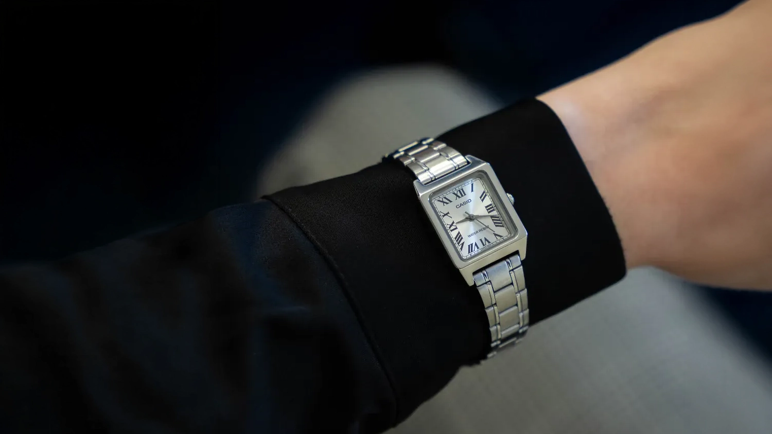 Náramkové hodinky Casio LTP-B150D-7BEF strieborné na ruke