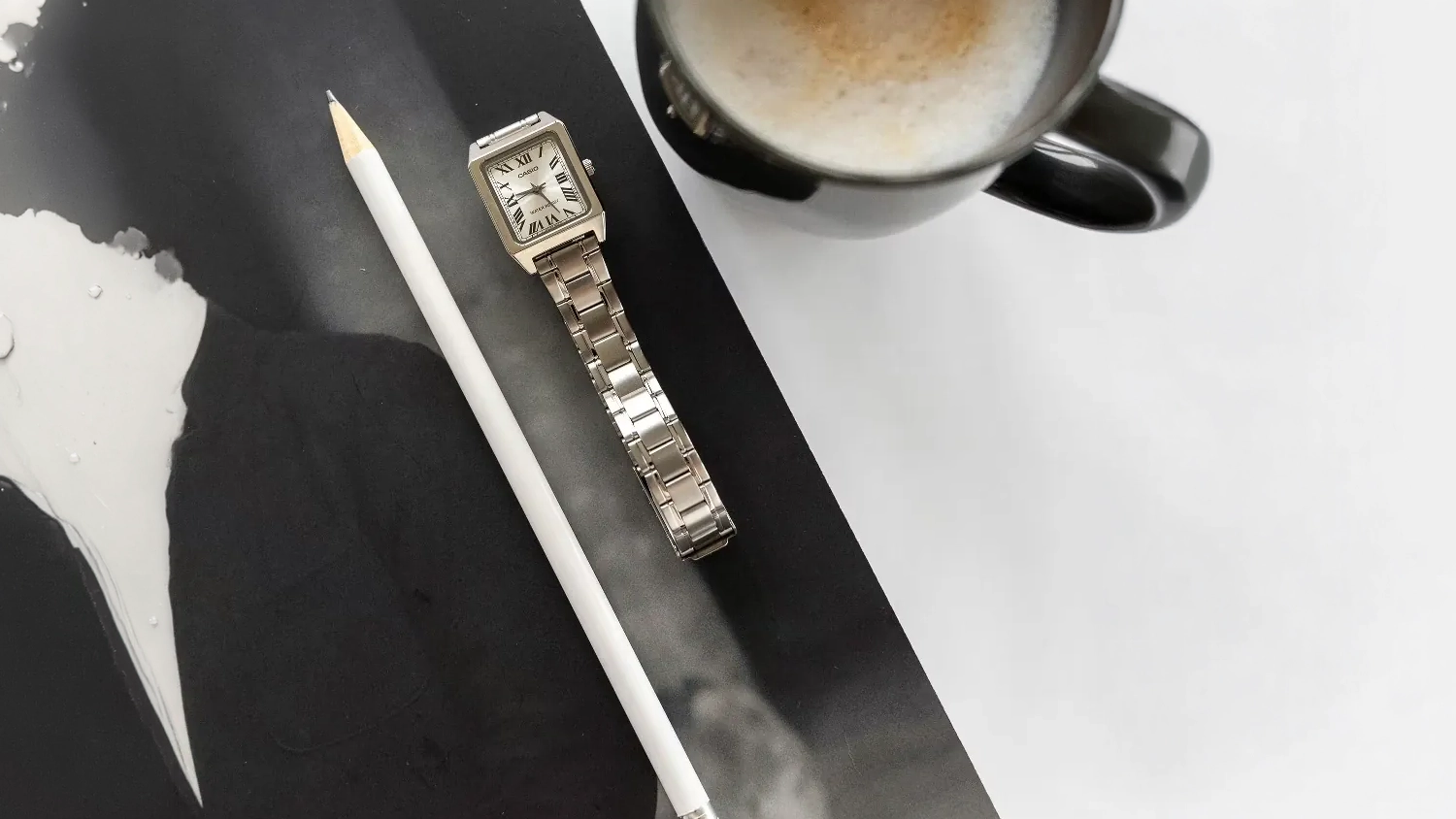Náramkové hodinky Casio LTP-B150D-7BEF strieborné na stolíku