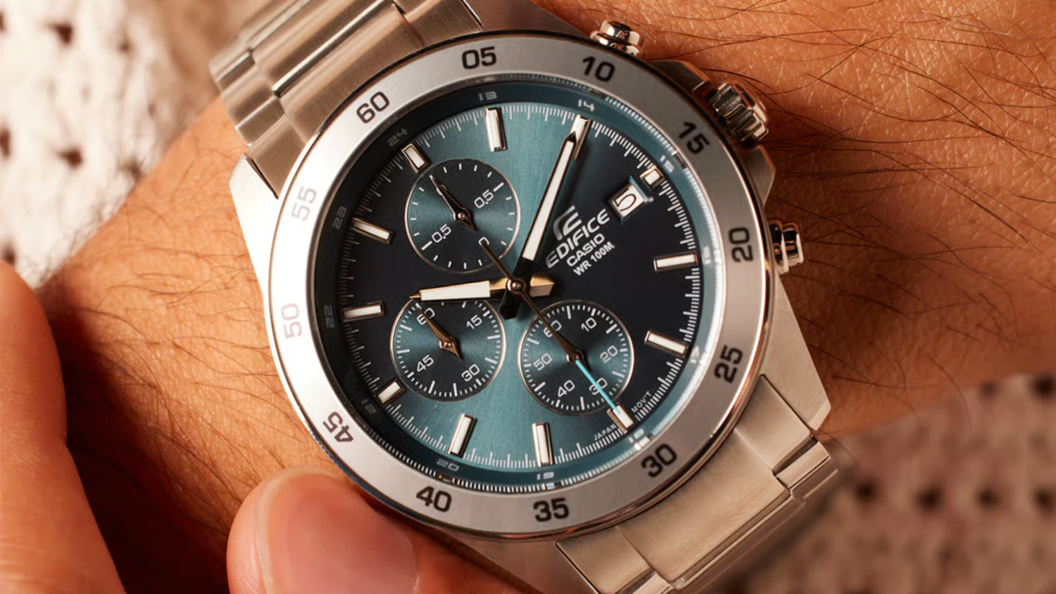 Náramkové hodinky Casio EDIFICE EFR-526D-2AVUEF na zápěstí
