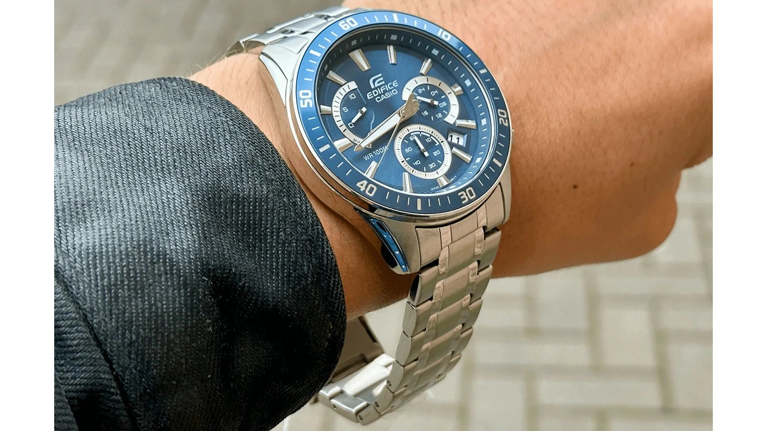 P&aacute;nske n&aacute;ramkov&eacute; hodinky Casio EFR-552D-2AVUEF na ruke