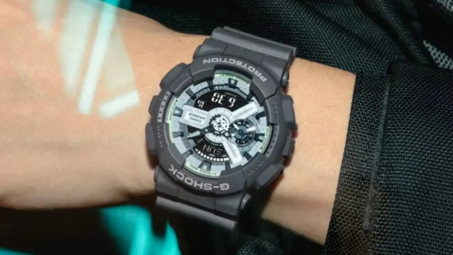 Náramkové hodinky Casio GA-110HD-8AER na zápästí