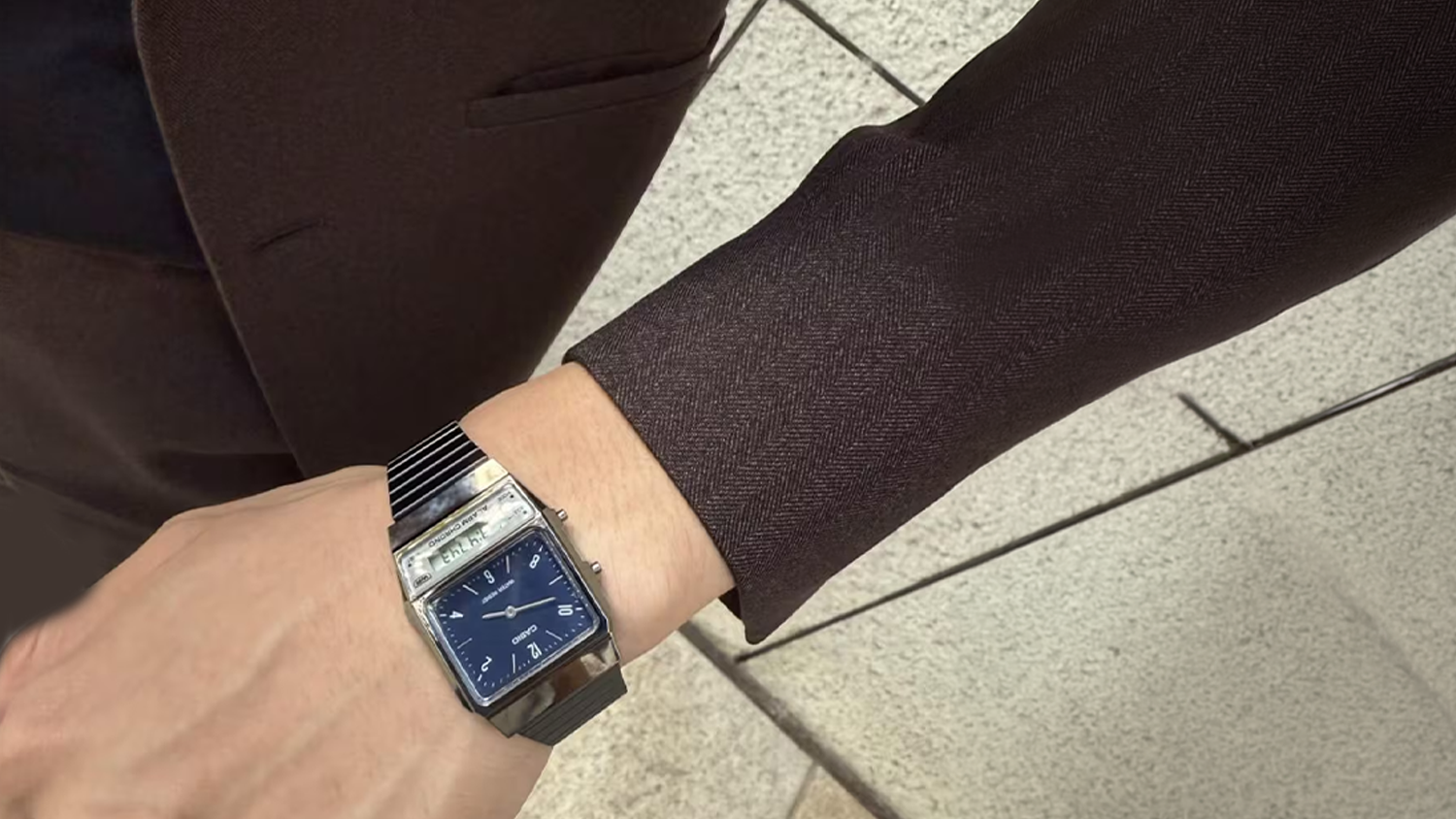 P&aacute;nske n&aacute;ramkov&eacute; hodinky Casio AQ-800EB-2AEF na elegantne oblečenom mužovi