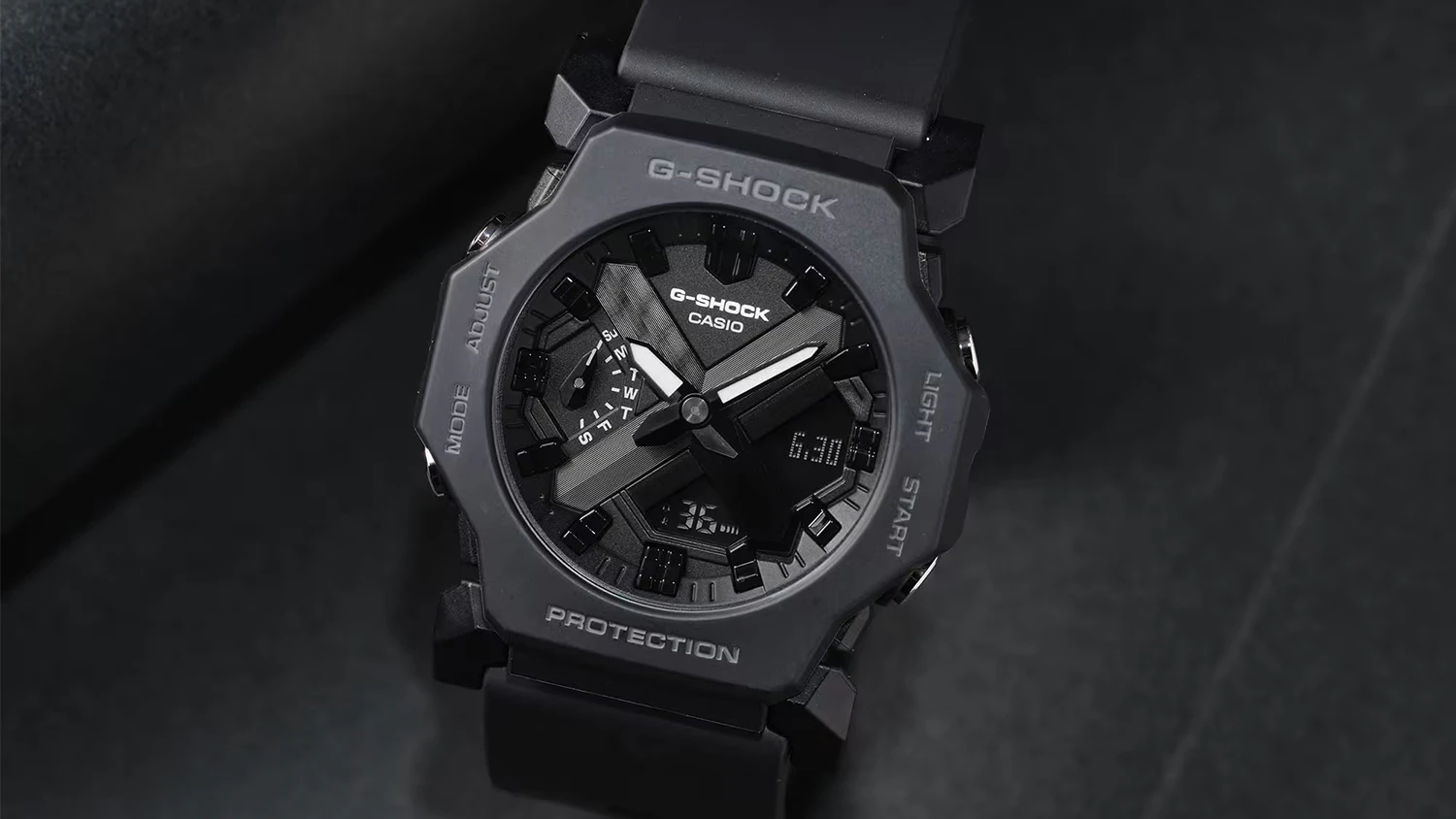 Hodinky Casio GA-2300-1AER G-SHOCK na tmavom pozadí