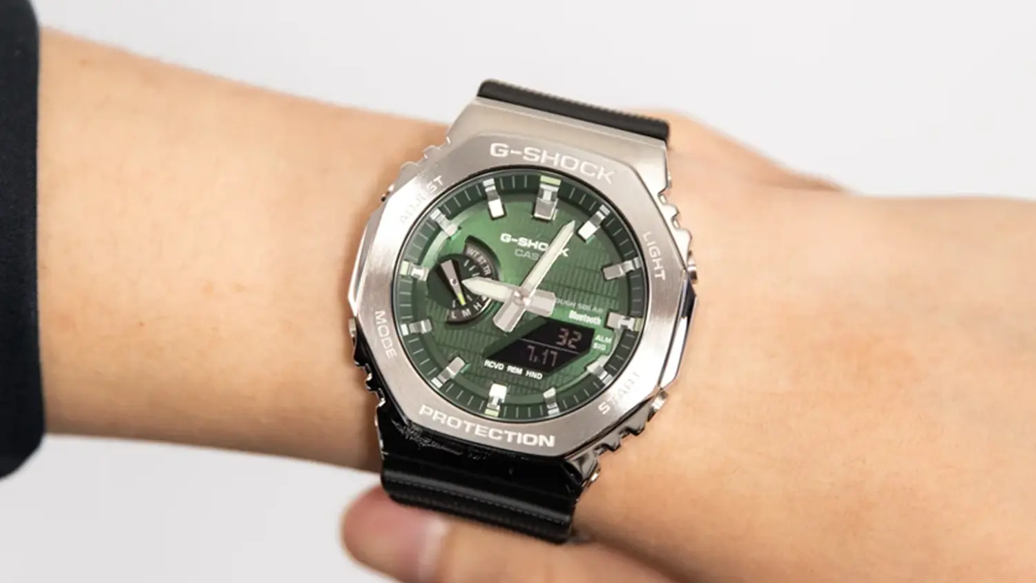Detail na cifern&iacute;k hodiniek Casio GBM-2100A-1A3ER