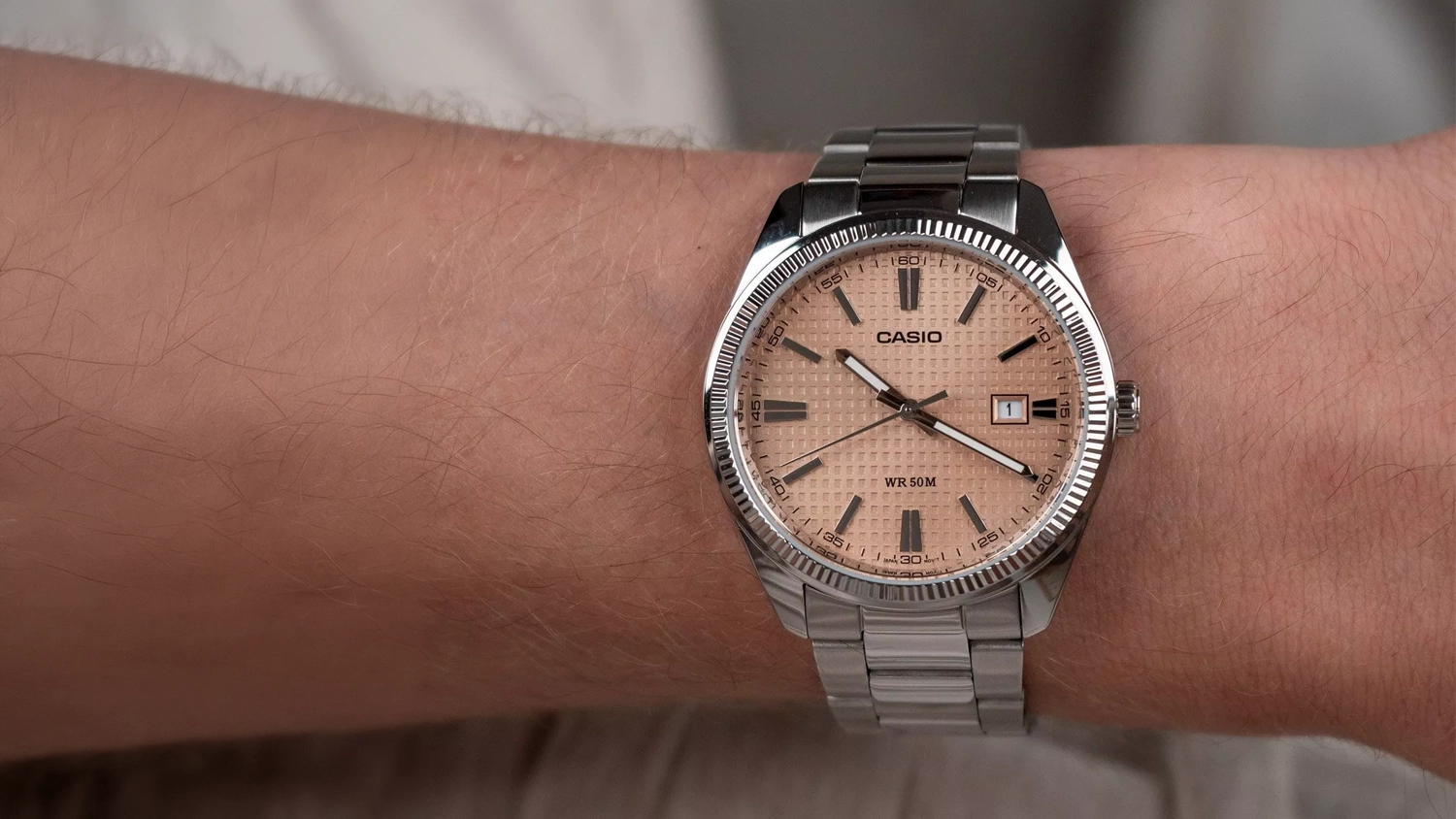 Muž m&aacute; na ruke n&aacute;ramkov&eacute; hodinky Casio MTP-1302PE-4AVEF Timeless Collection