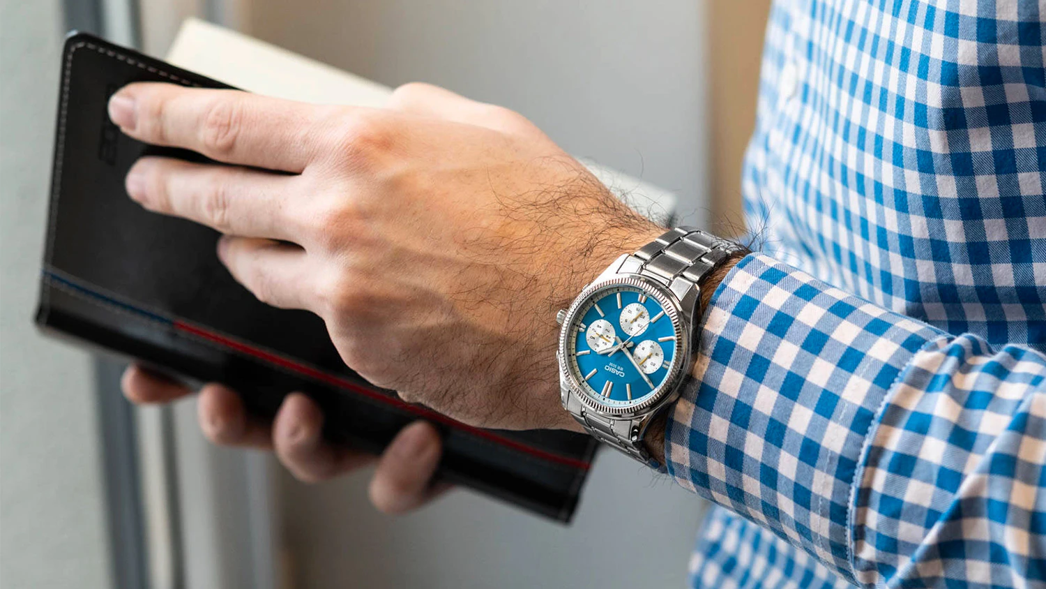 Pánske náramkové hodinky Casio MTP-1375PD-2A2VEF na ruke