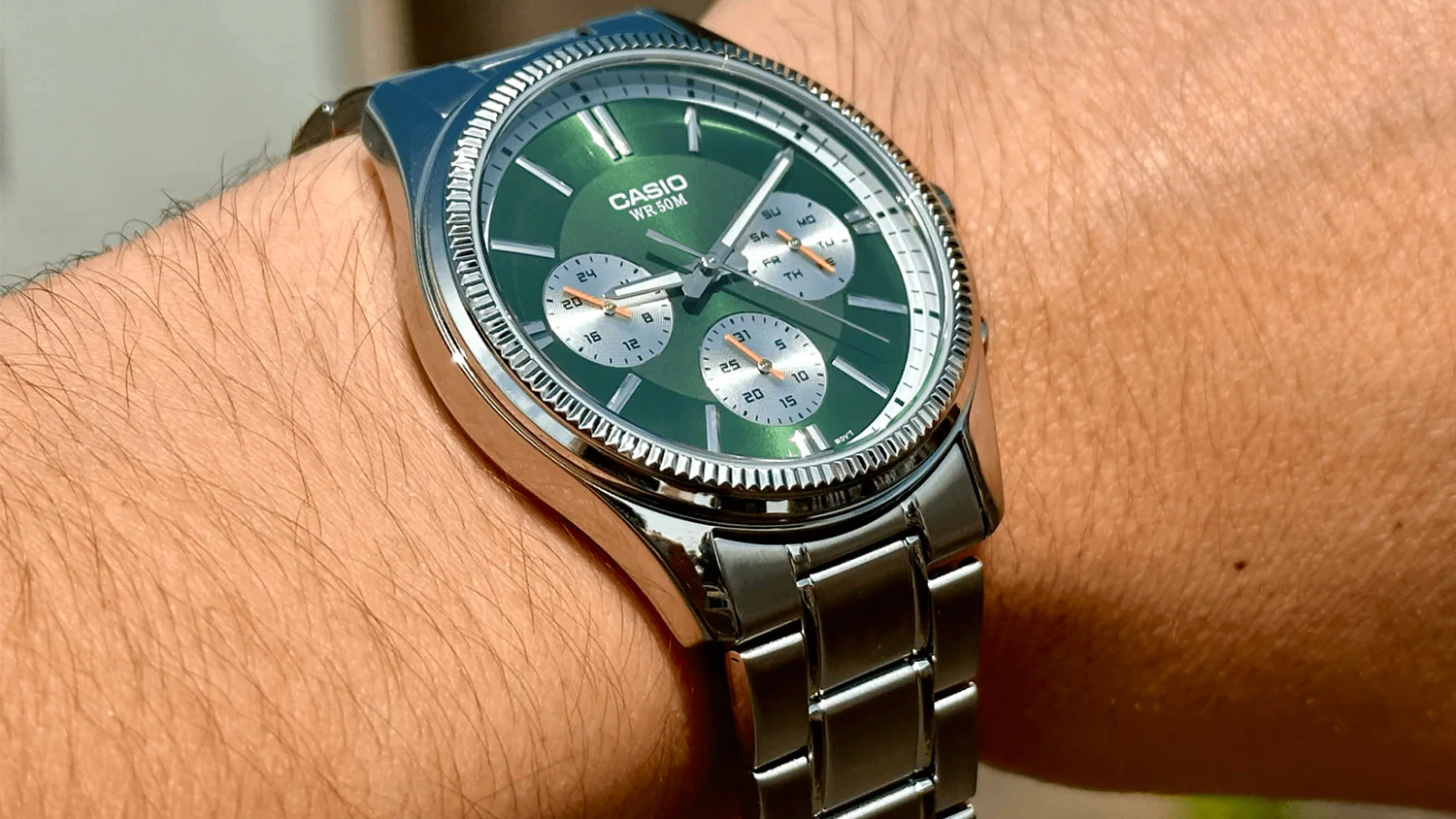 P&aacute;nske n&aacute;ramkov&eacute; hodinky Casio MTP-1375PD-3AVEF na ruke