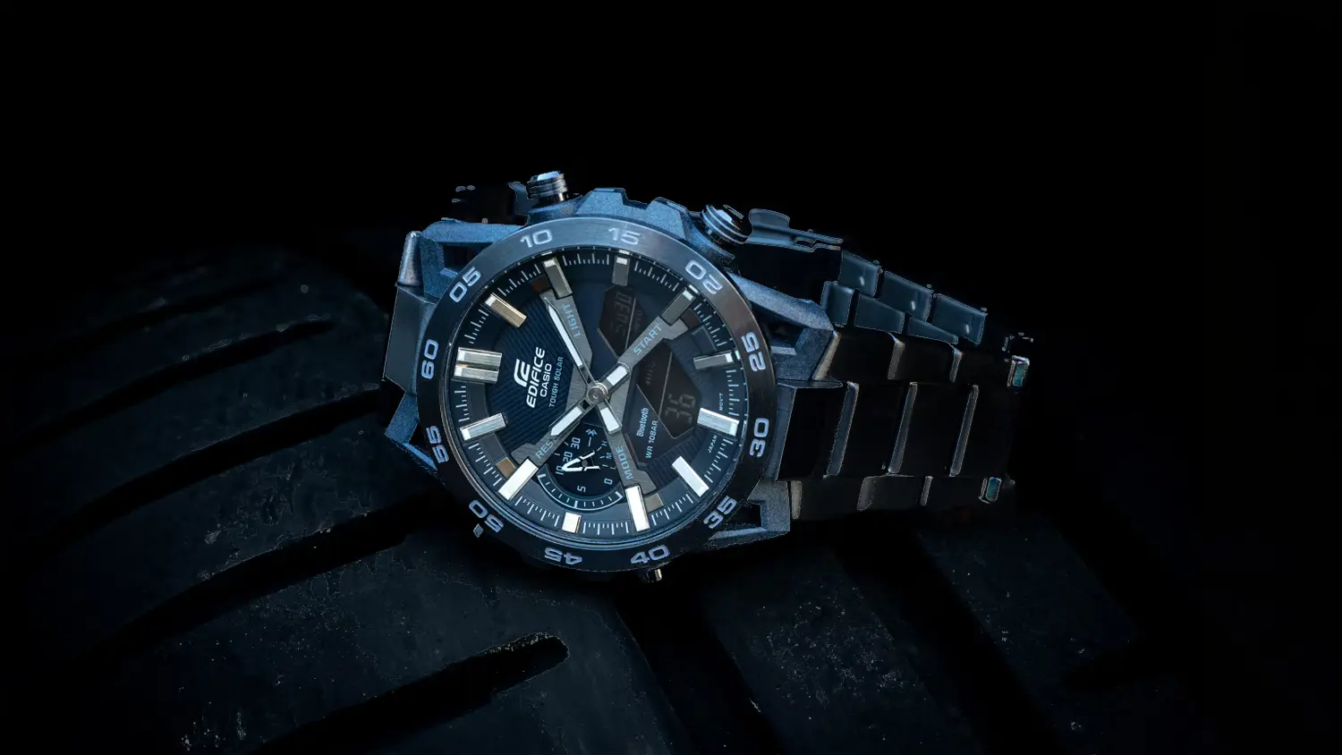 Pánské hodinky Casio ECB-2000CB-2AEF EDIFICE položené na pneumatice