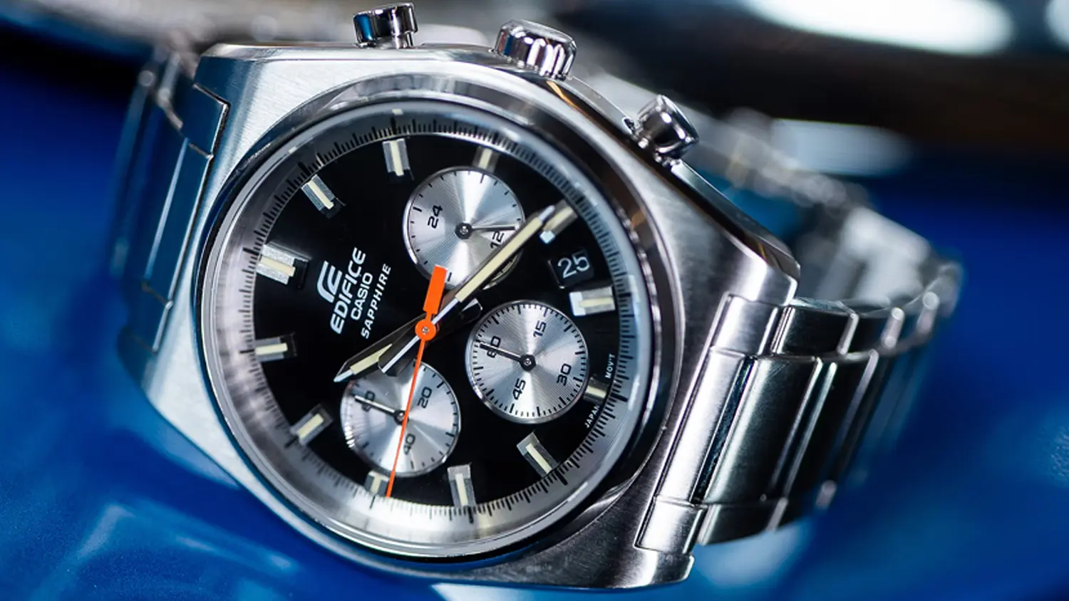 Náramkové hodinky Casio EFB-730D-1AVUEF položené u světlometu