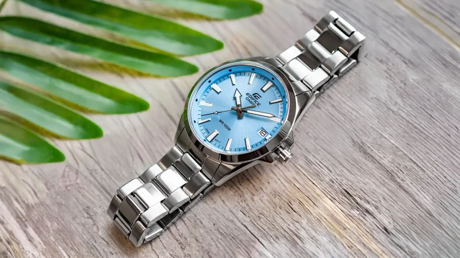 Detailní pohled na hodinky Casio EFV-100D-2BVUEF včetně řemínku