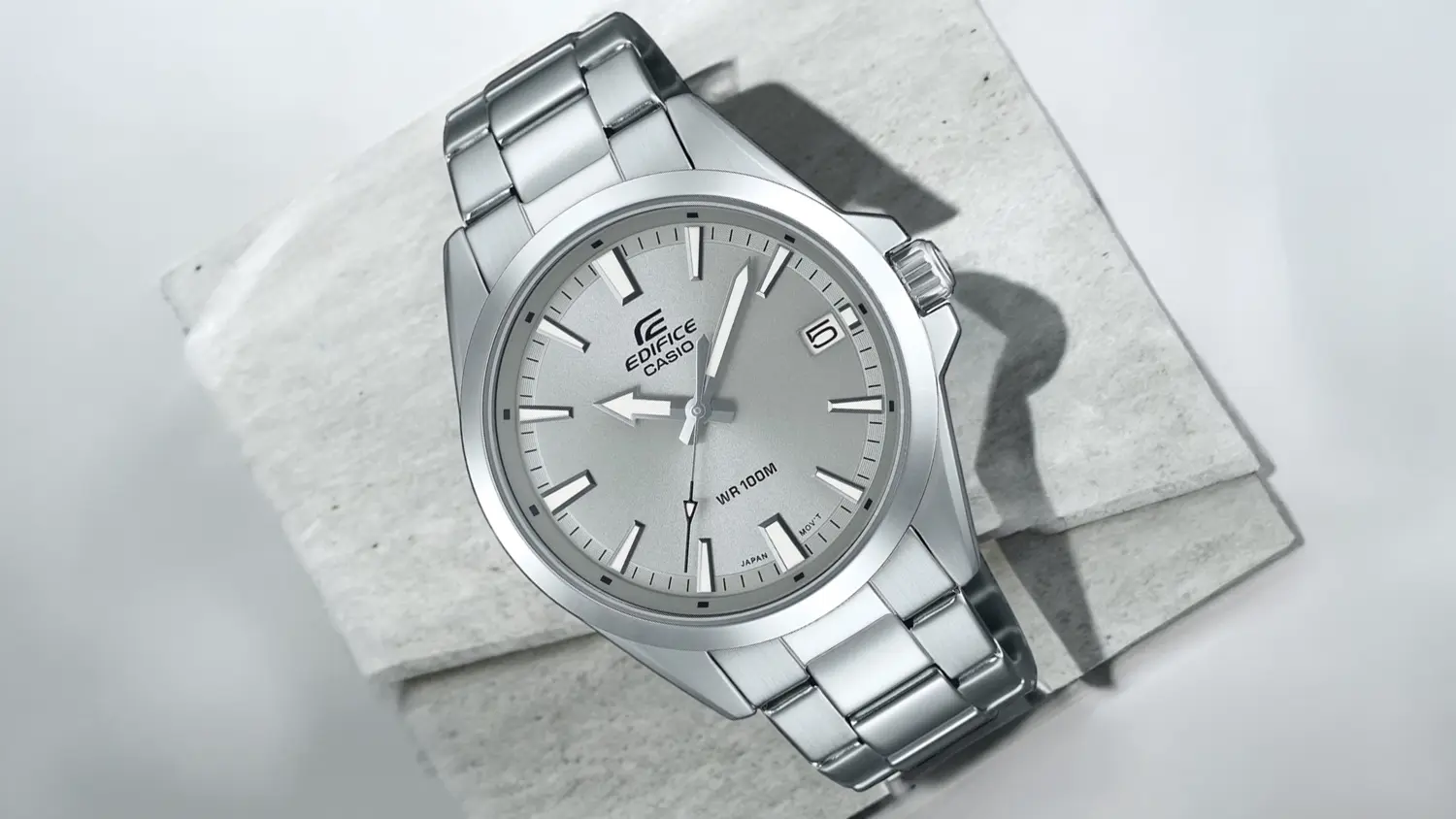 Detailní pohled na hodinky Casio EFV-100D-8AVUEF včetně řemínku