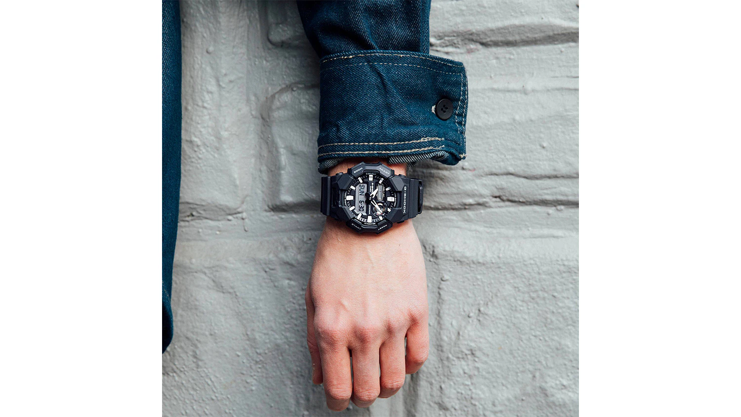 Ruka s hodinkami Casio GA-010-1AER G-SHOCK