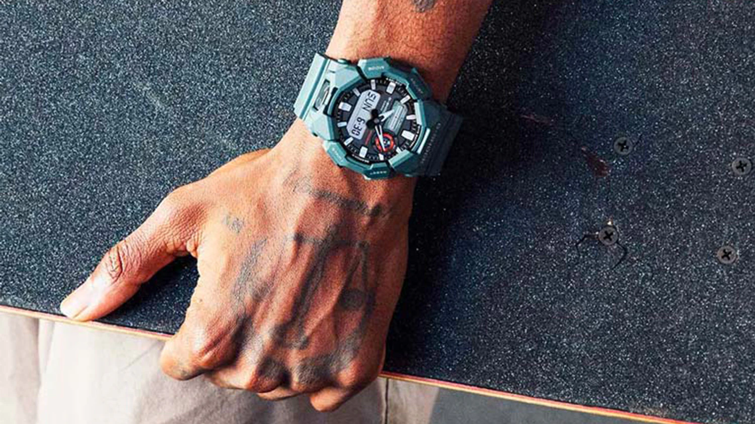 Ruka s hodinkami Casio GA-010-2AER G-SHOCK