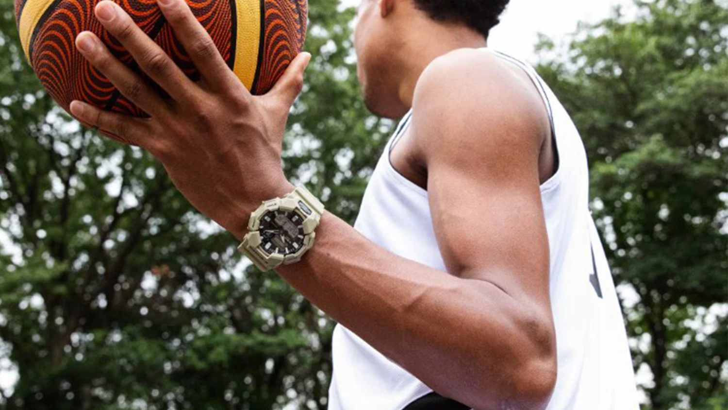 muž s hrající basketbal s hodinkami Casio GA-010-5AER G-SHOCK