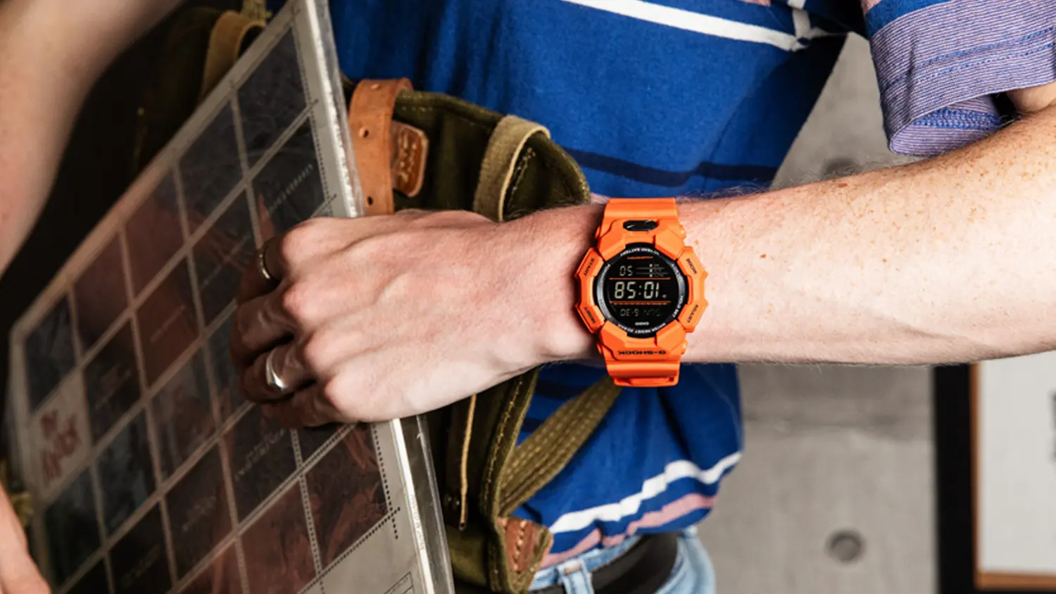 Náramkové hodinky Casio G-SHOCK GD-010-4ER na zápěstí
