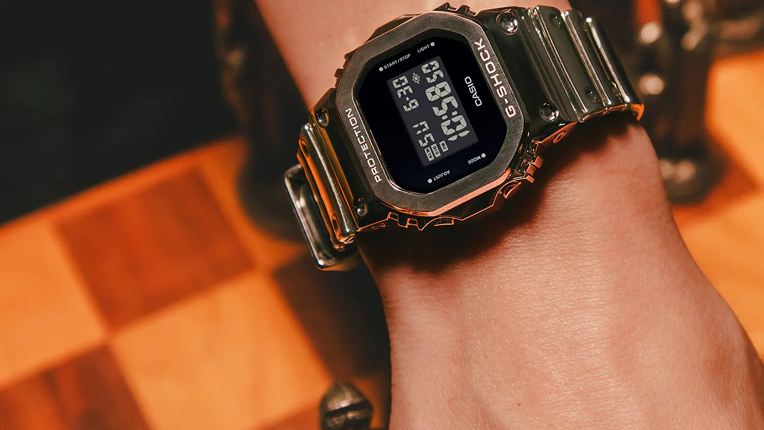 Ruka s hodinkami Casio G-SHOCK GM-5600YM-8ER