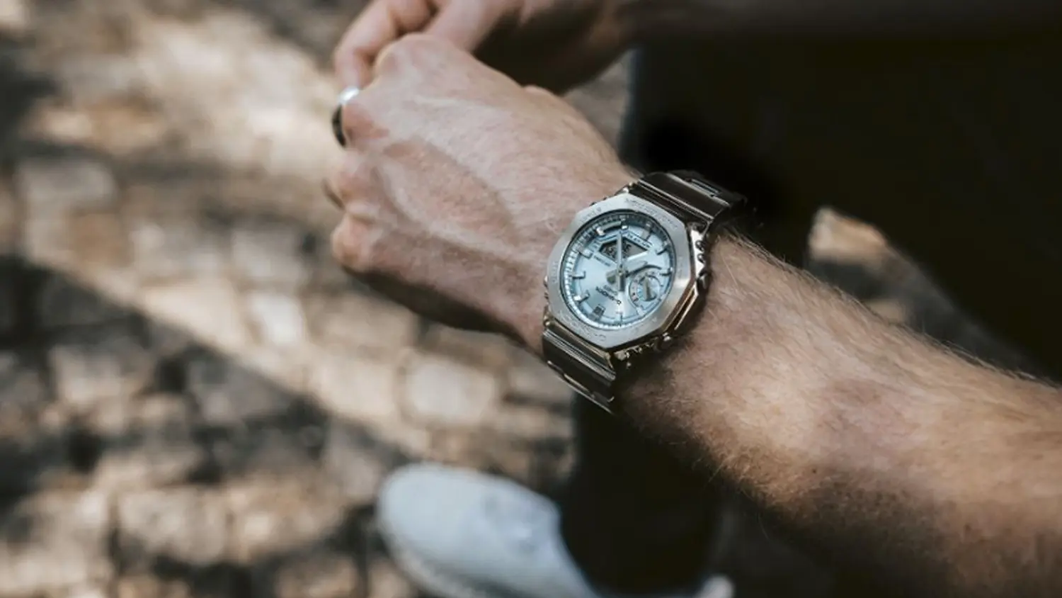 P&aacute;nske n&aacute;ramkov&eacute; hodinky Casio GM-2110D-2AER G-SHOCK na ruke