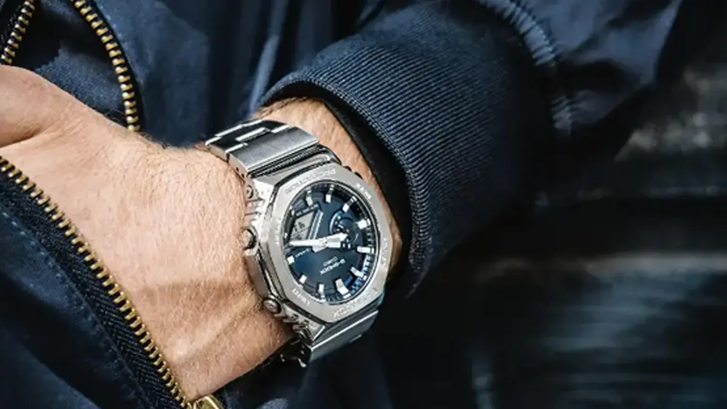 P&aacute;nske n&aacute;ramkov&eacute; hodinky Casio GM-2110D-2BER G-SHOCK na ruke
