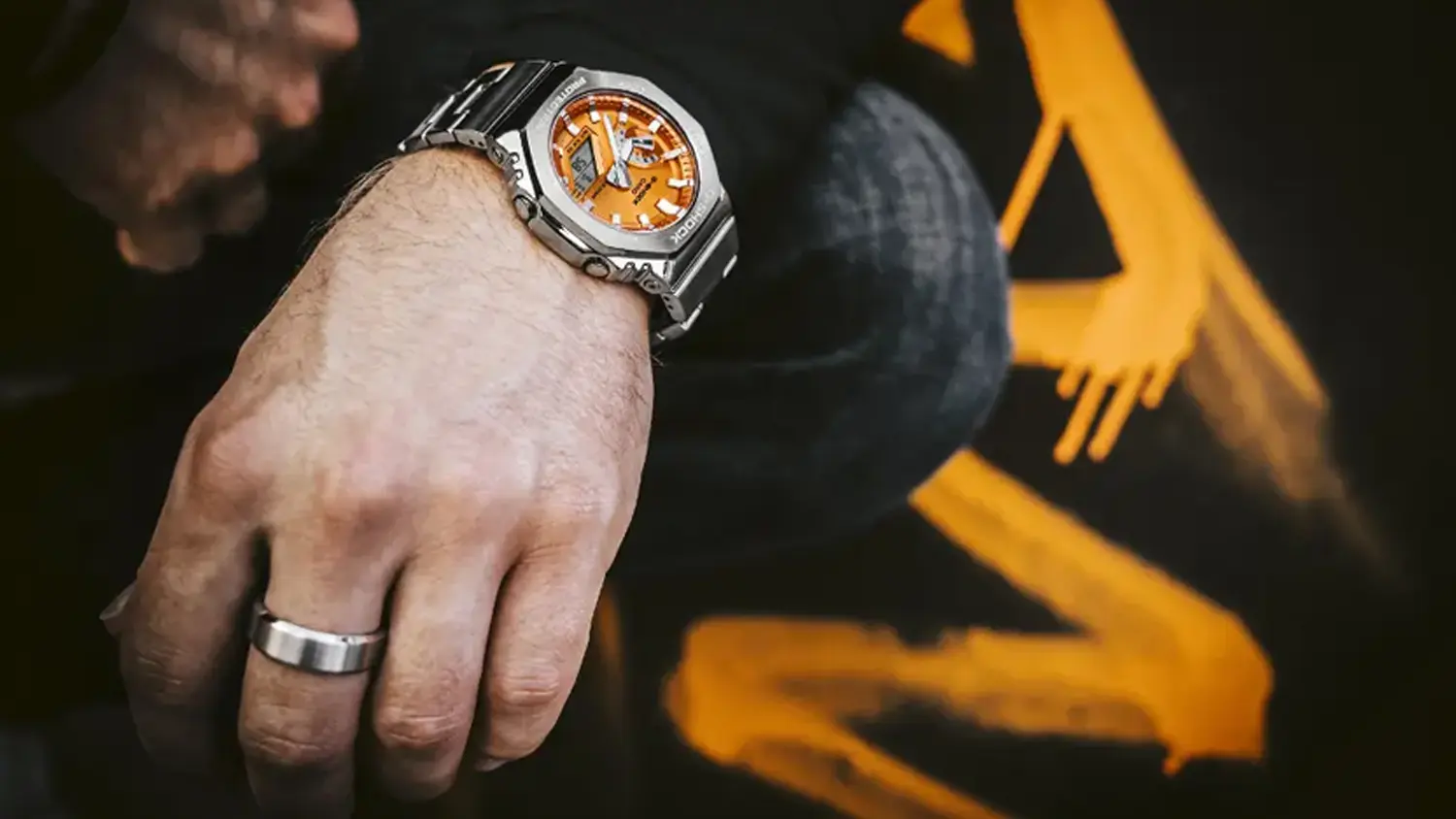 Pánské náramkové hodinky Casio GM-2110D-4AER G-SHOCK na ruce