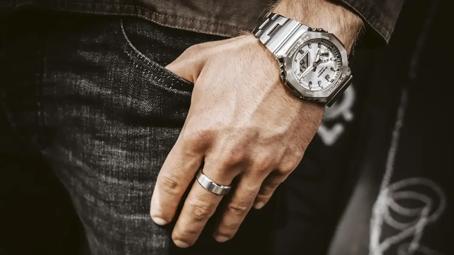P&aacute;nske n&aacute;ramkov&eacute; hodinky Casio GM-2110D-7AER G-SHOCK na ruke