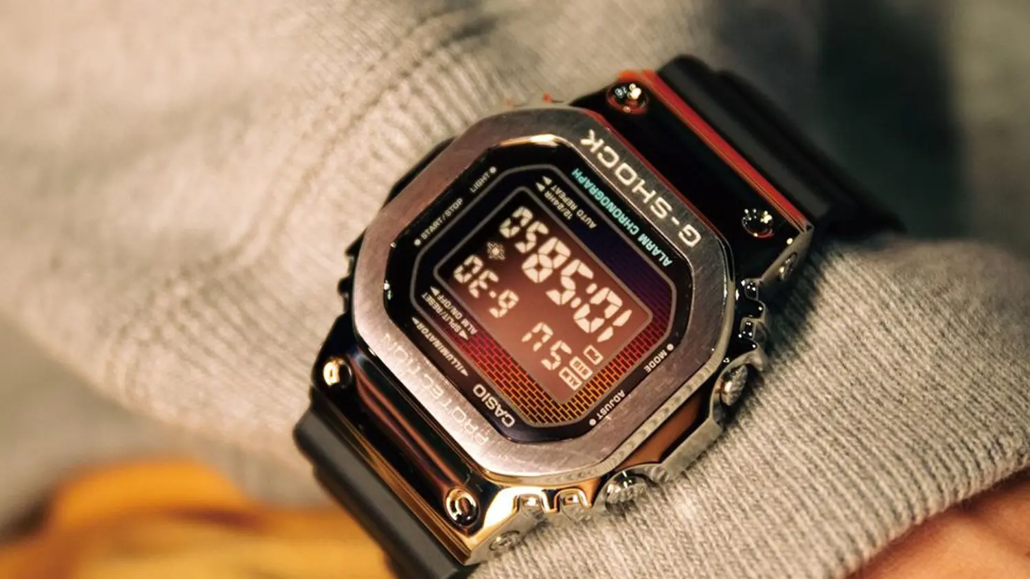 Pánské náramkové hodinky Casio GM-5600BRW-1ER G-SHOCK na ruce.