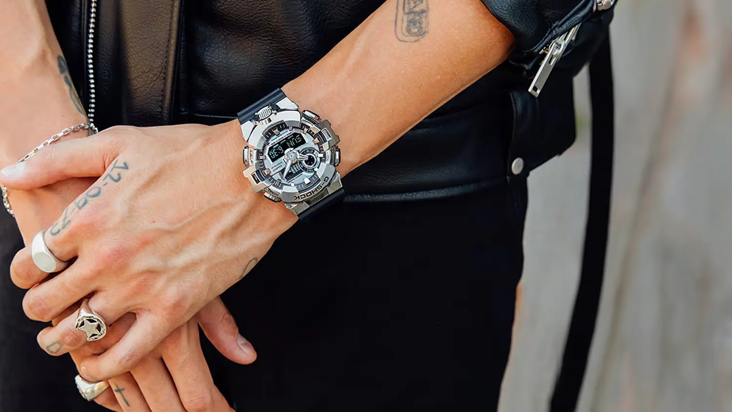 Pánské náramkové hodinky Casio GM-700-1AER na ruce muže