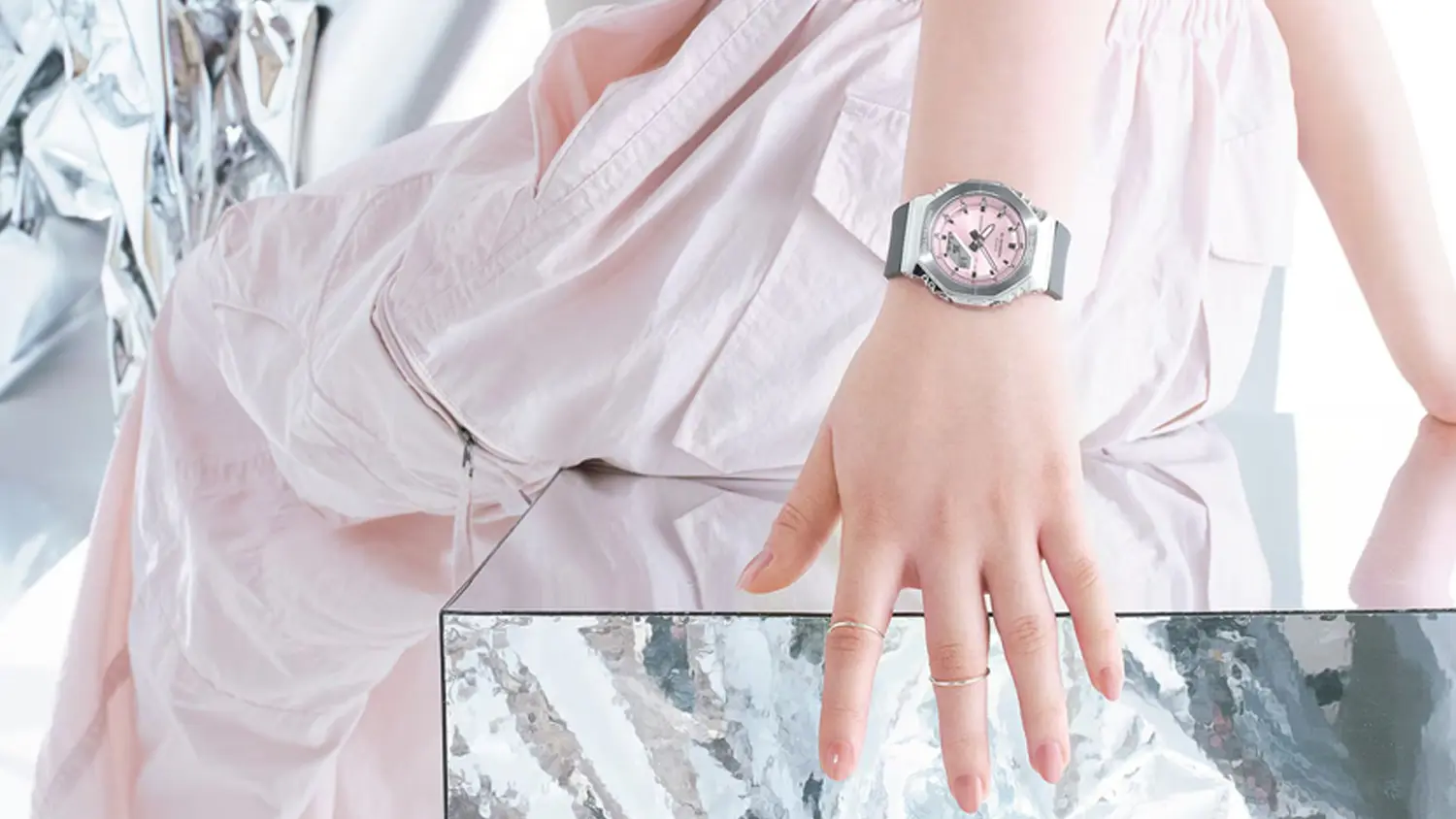 Hodinky Casio GM-S2110 na ruke ženy