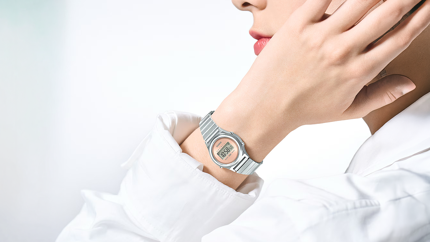 Žena s hodinkami Casio LA700WEM-4AEF (011) na ruke
