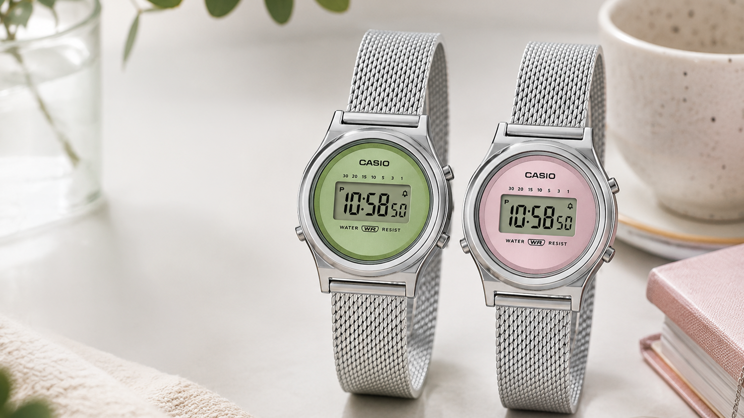 Farebné varianty hodiniek Casio LA700WEM pri šperkovnici