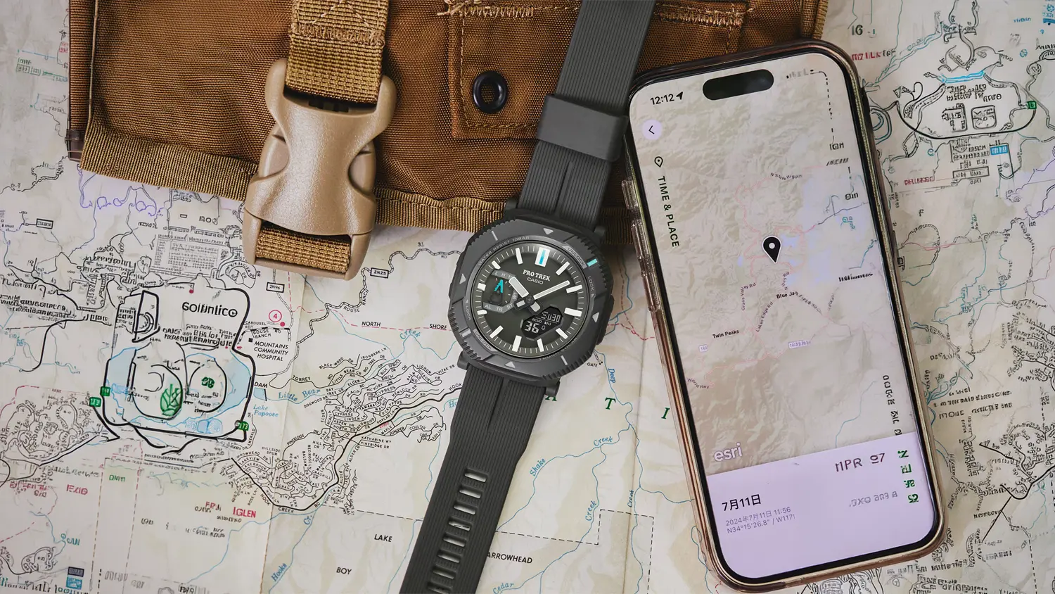 Pánské hodinky Casio PRJ-B001-1ER ležící na mapě vedle telefonu