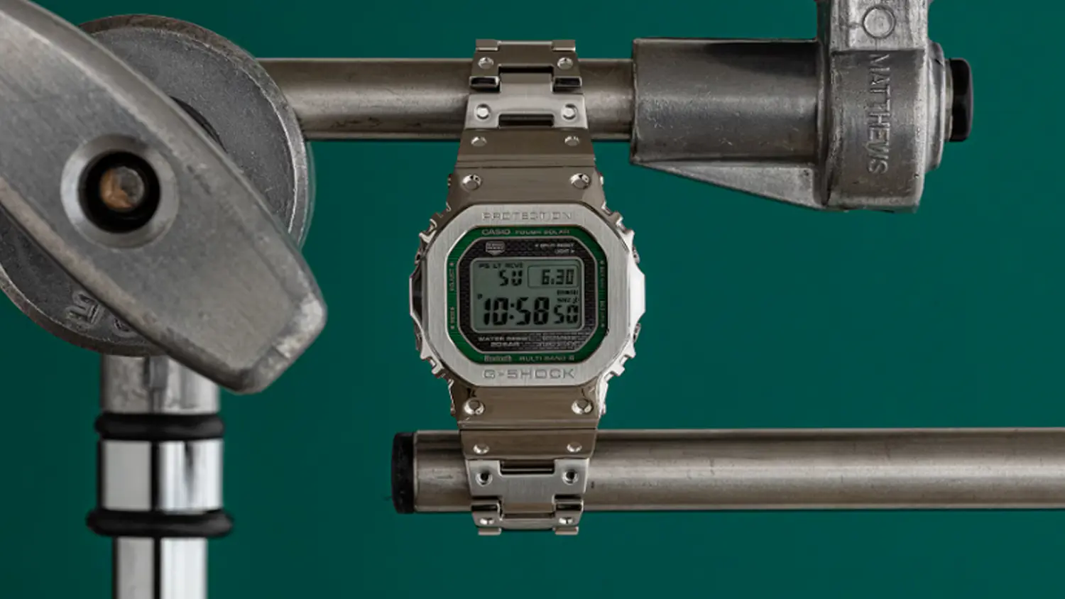 Hodinky Casio GMW-B5000D-3ER G-SHOCK upevnené na kovovej konštrukcii