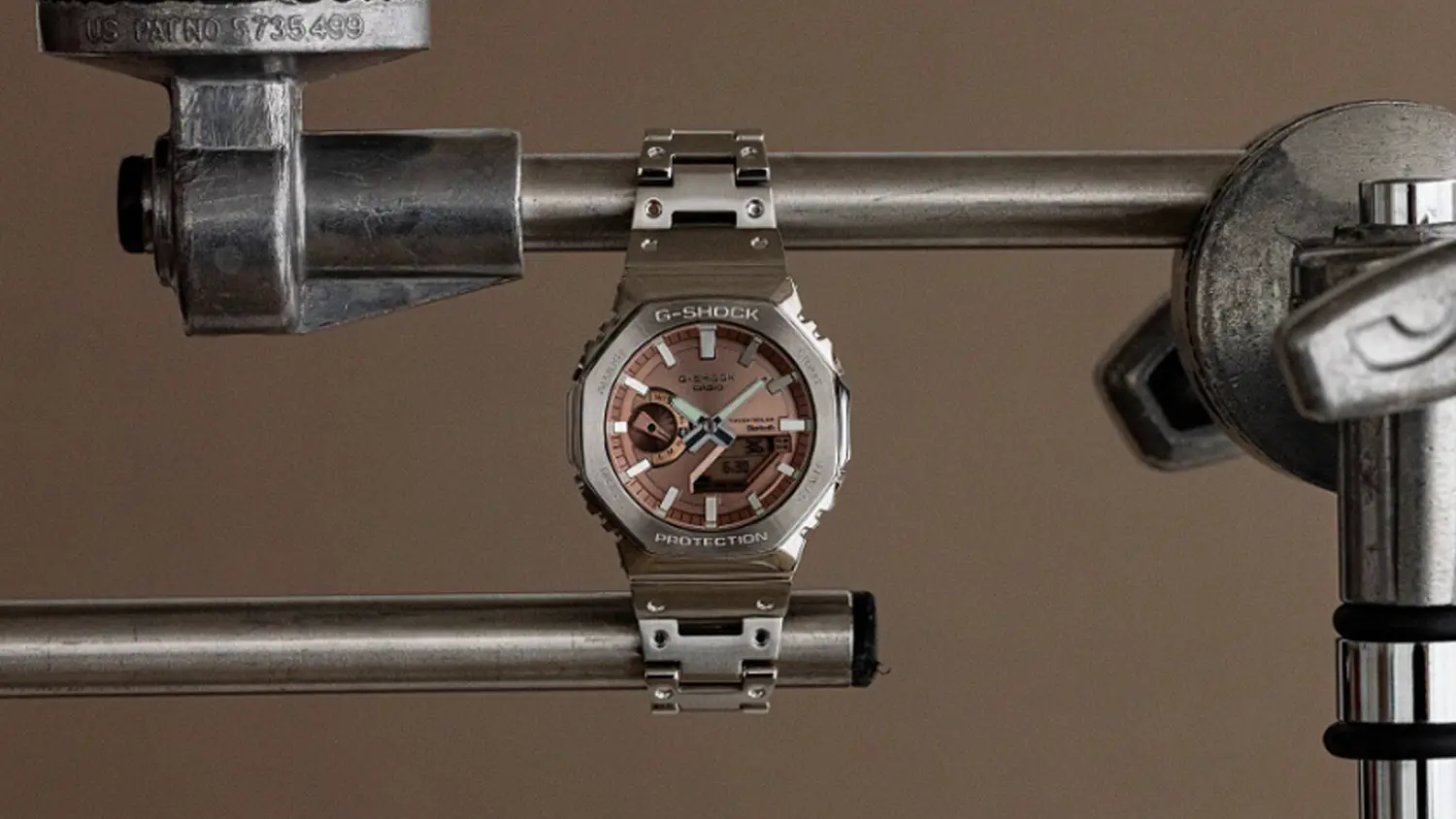 Hodinky Casio GM-B2100AD-5AER G-SHOCK upevnené na kovovej konštrukcii
