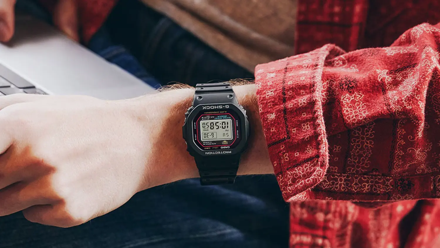 N&aacute;ramkov&eacute; hodinky Casio G-Shock DW-5000R-1AER na z&aacute;p&auml;st&iacute;