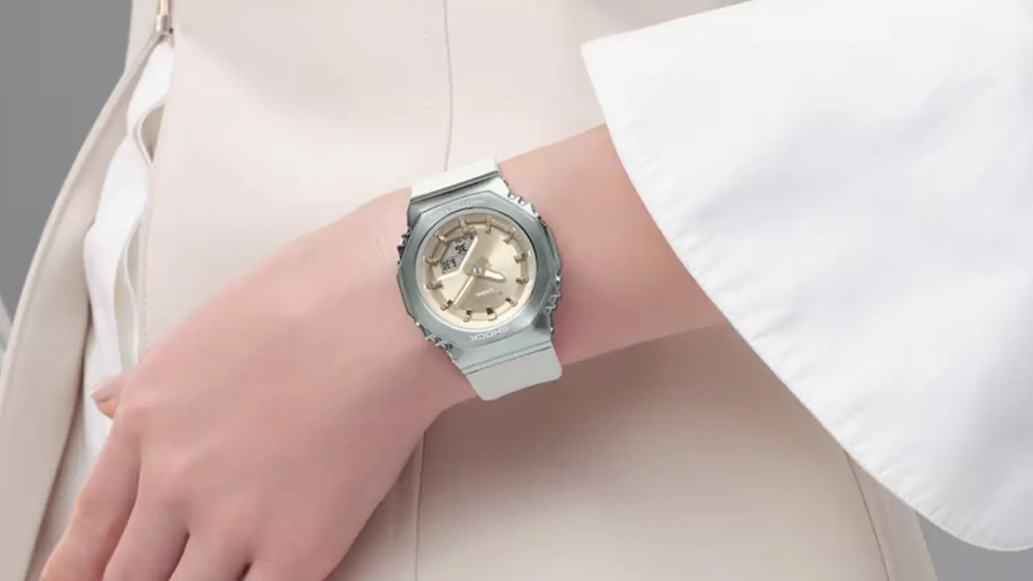 Hodinky Casio GM-S2110 na ruke ženy