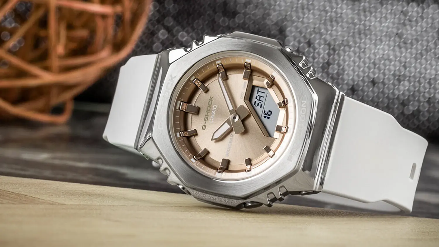Hodinky Casio GM-S2110 na stole