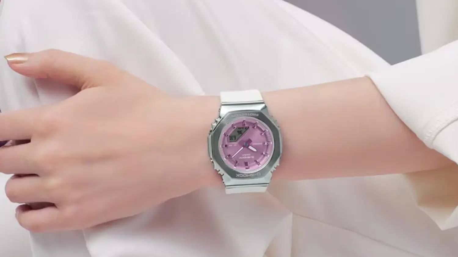 Hodinky Casio GM-S2110 na ruke ženy