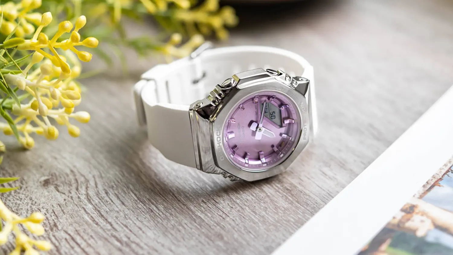 Hodinky Casio GM-S2110 na stole