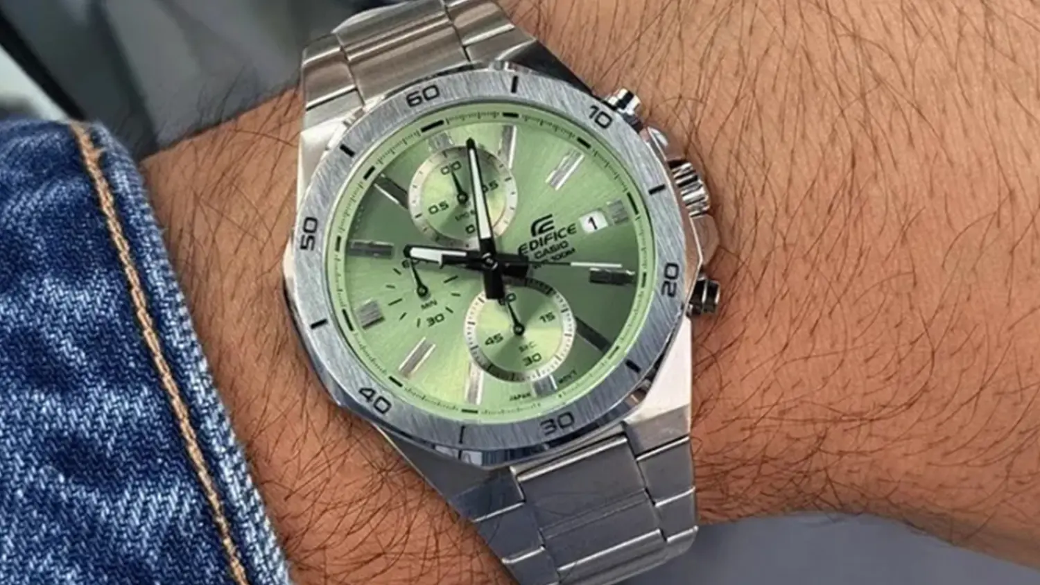Muž s hodinkami Casio EFV-640D-2BVUEF na ruke