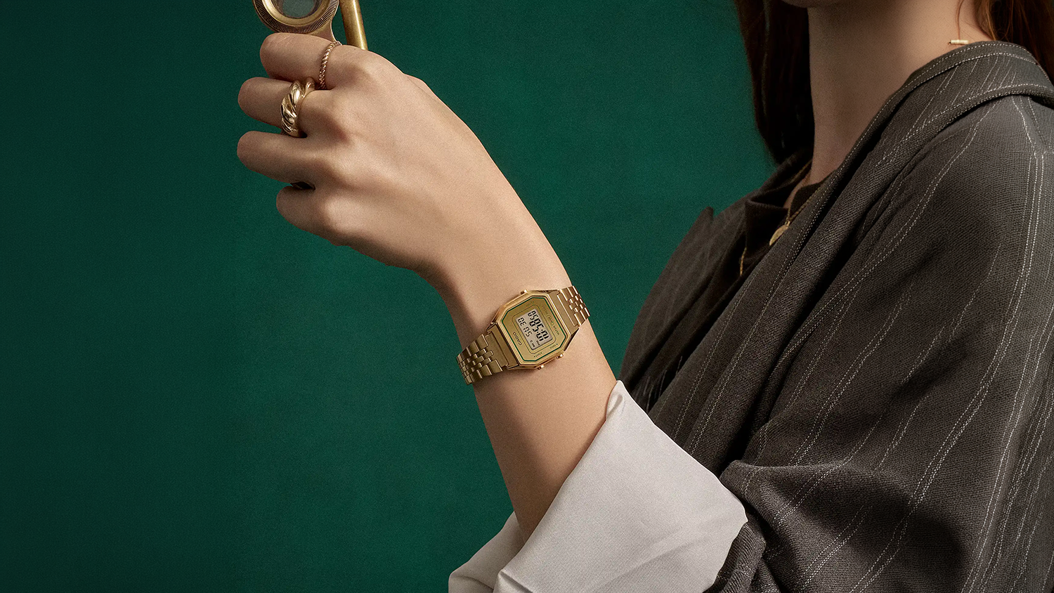 Dámske náramkové hodinky Casio LA680WEGV-9AEF (007) na ruke elegantne oblečenej ženy