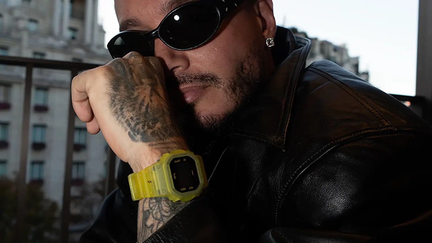 J Balvin s hodinkami Casio G-SHOCK DWE-5600JB-1A9ER