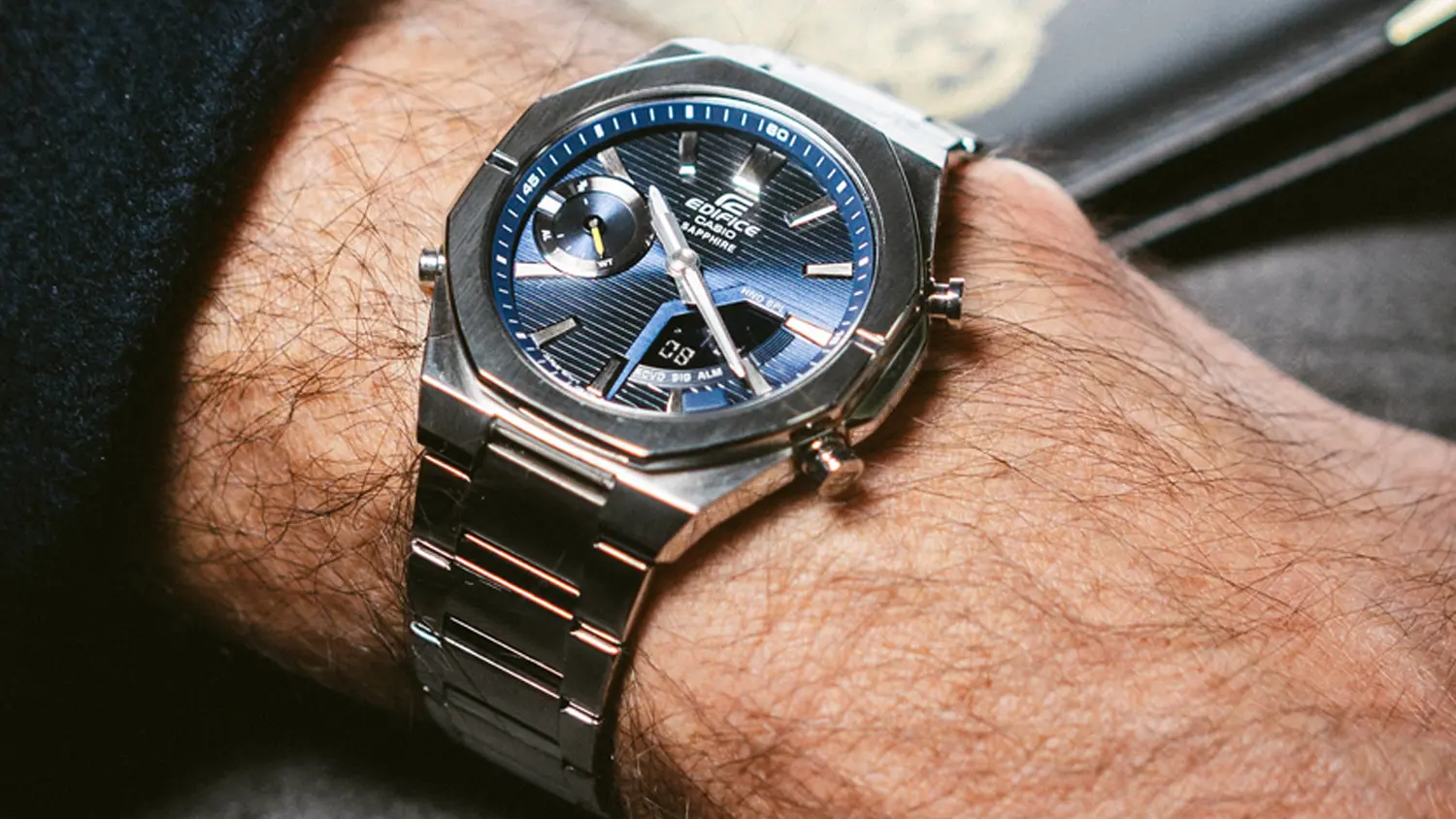 Pánská ruka s hodinkami Casio ECB-S10D-2AEF