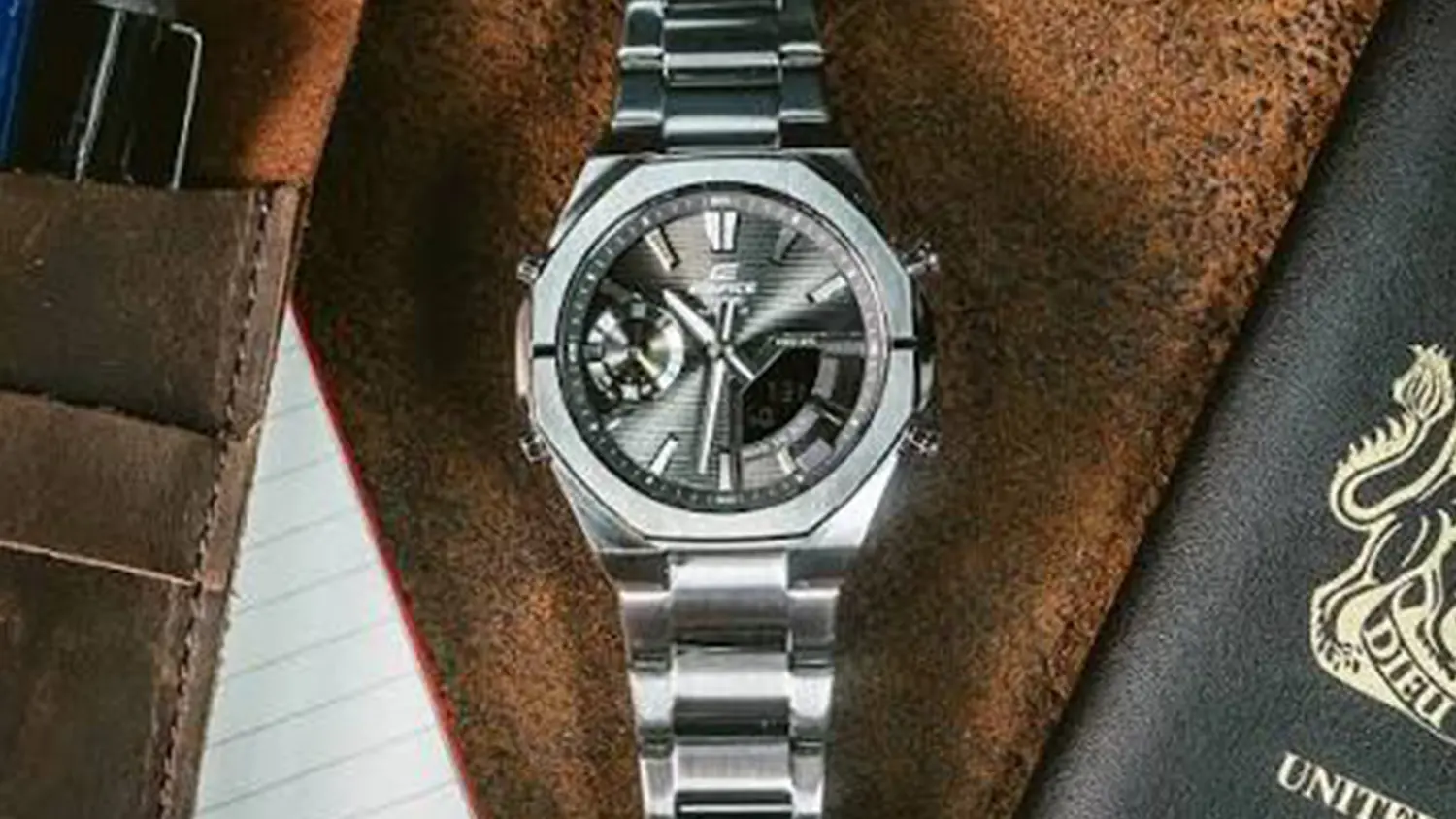 Hodinky Casio ECB-S10D-8AEF na stole vedle pasu a pera