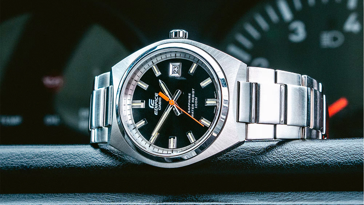 Hodinky Casio EFB-109D-1AVEF položen&eacute; na palubovke auta