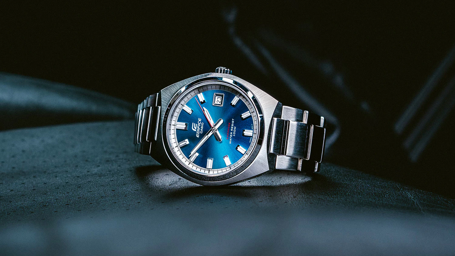 Hodinky Casio EFB-109D-2AVEF položen&eacute; na palubovke auta